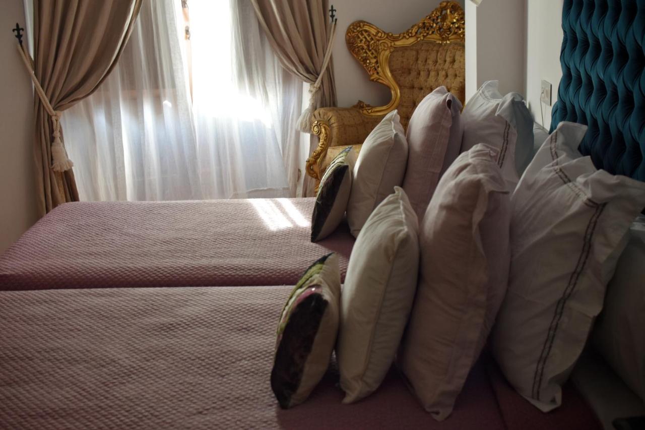 Pokój dwuosobowy z salonem i balkonem
