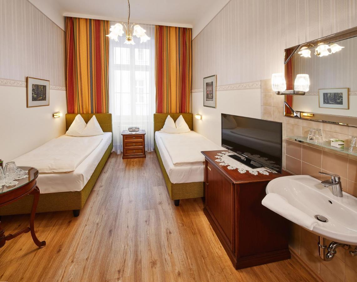 Economy Twin Room Private External Bathroom