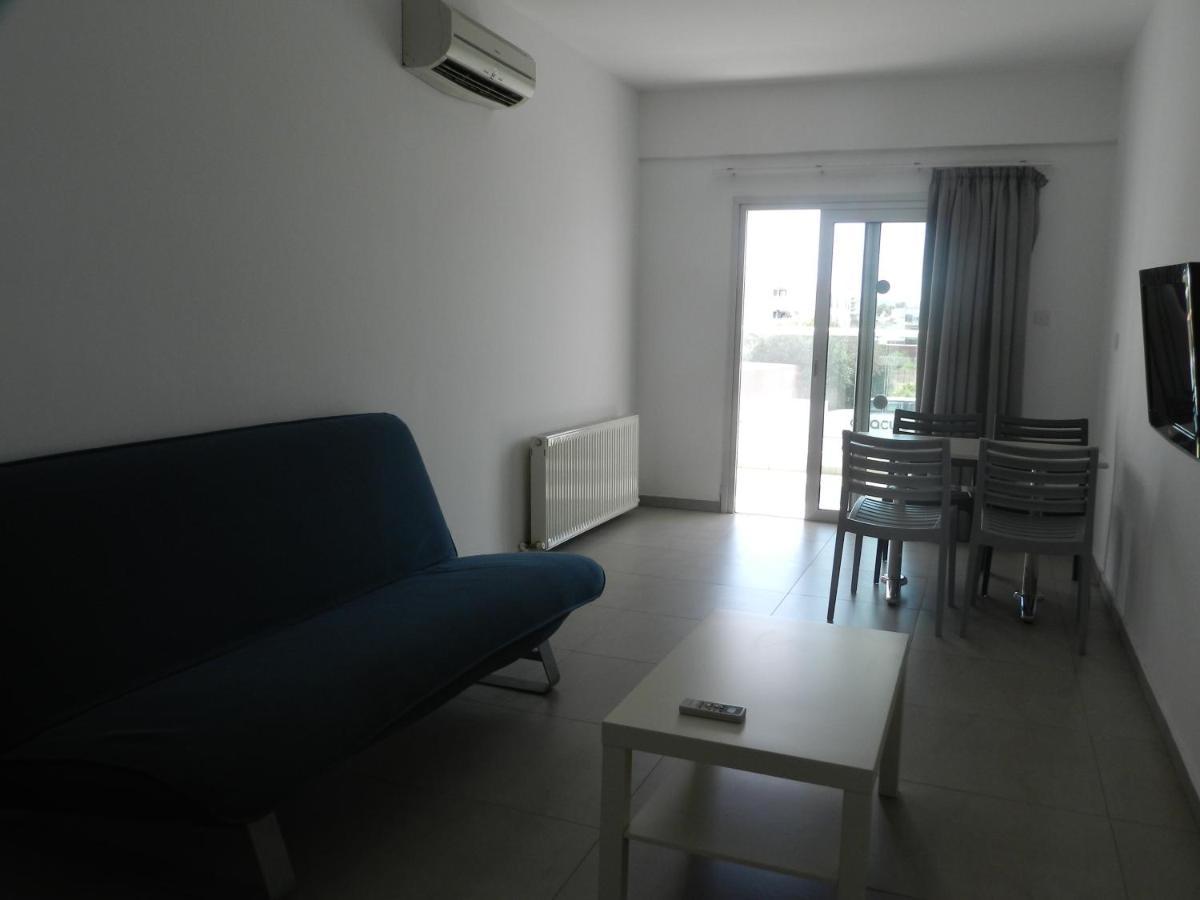 Deluxe One-Bedroom Apartment