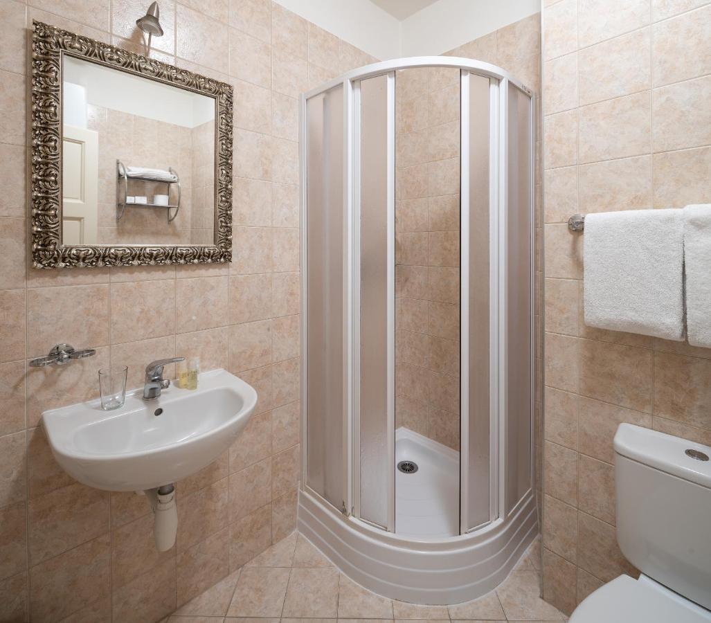 Pokój typu Deluxe z łóżkiem typu queen-size i widokiem na ulicę