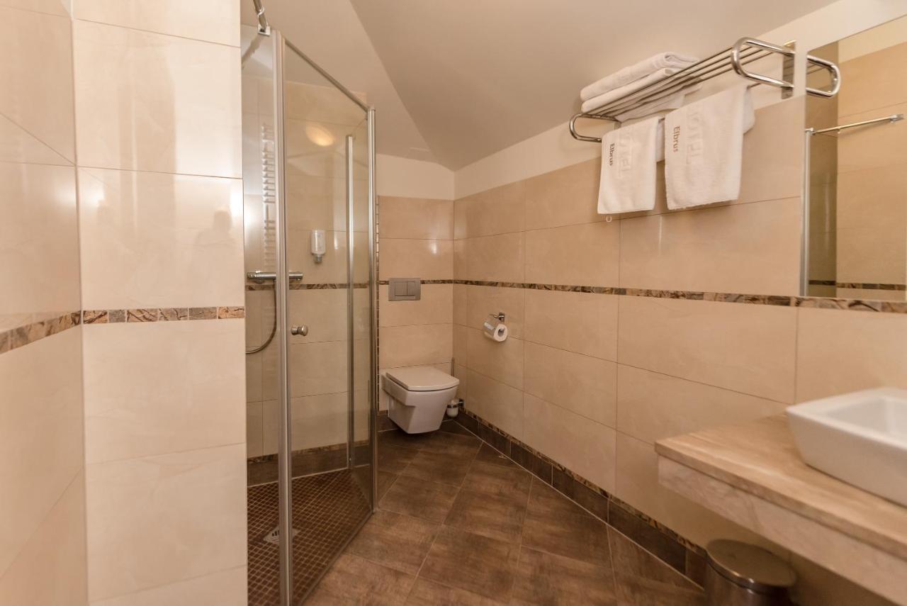 Studio (2 Adults),1015246675:JPEG