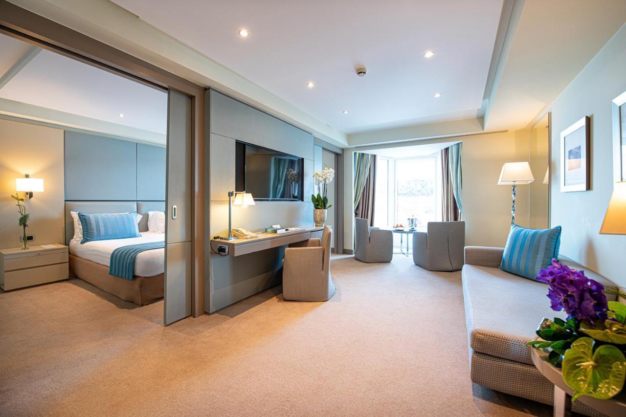 Corner Suite Harbor view