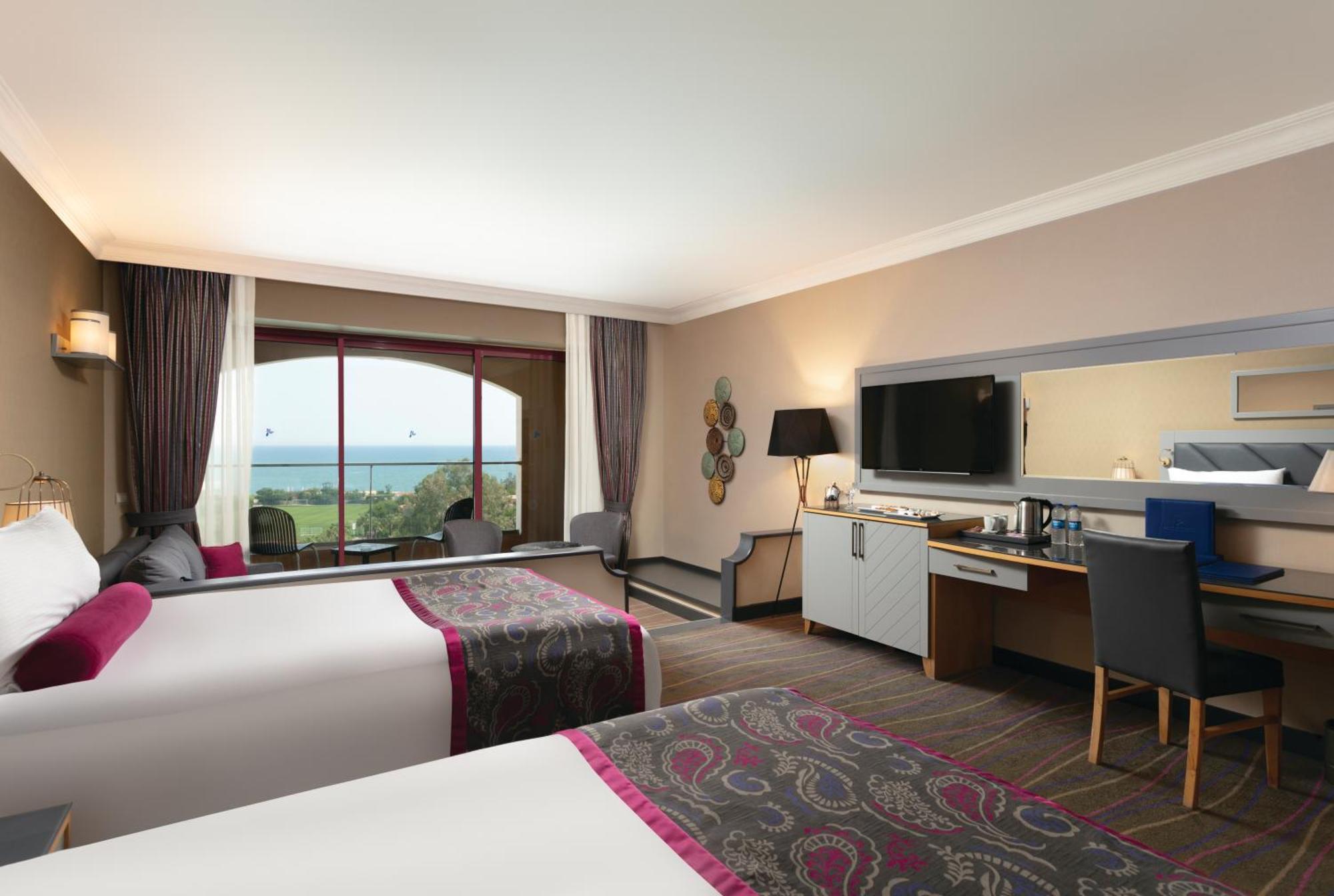 Apartament typu Standard Junior Suite z widokiem na basen lub morze