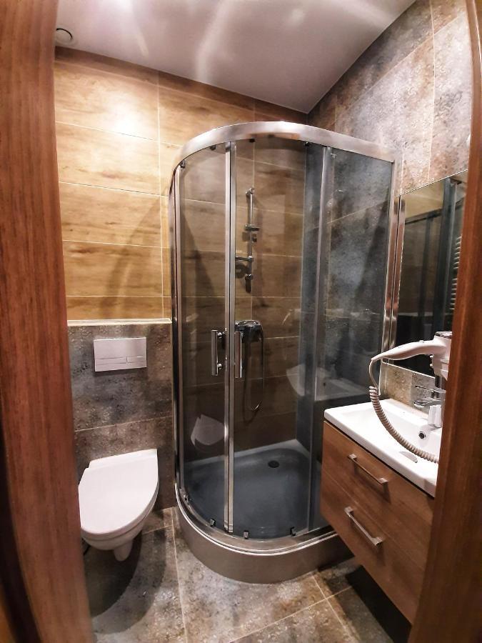 Pokój z łóżkiem typu king-size i balkonem