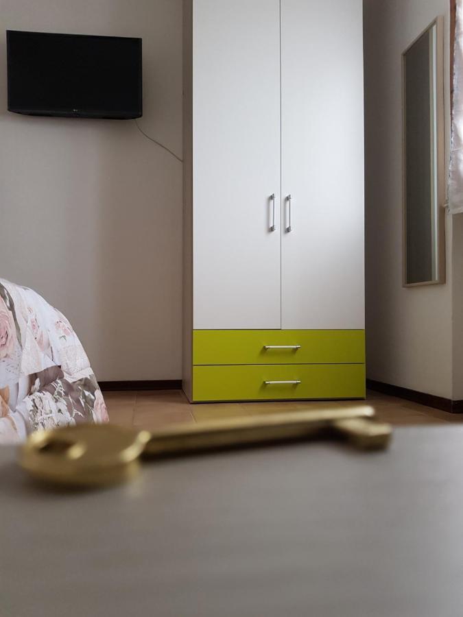 Pokój jednoosobowy z prywatną łazienką poza pokojem