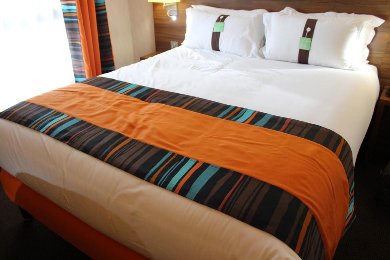 Two-Bedroom Queen Suite Two Single Beds