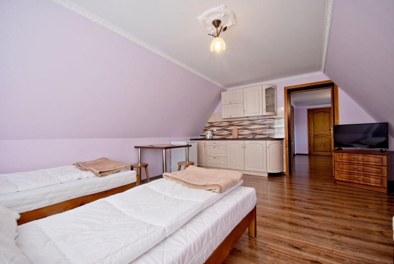 Standard Family Room,1056425098:JPEG