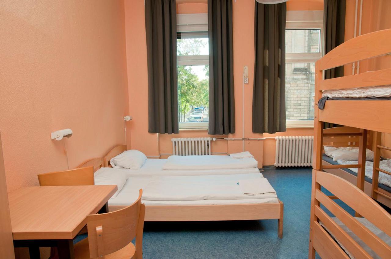 Łóżko w koedukacyjnym pokoju wieloosobowym dla 6 osób