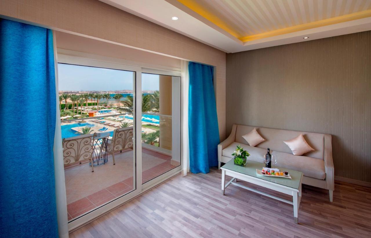 Apartament typu Premium Suite z wanną z hydromasażem, widokiem na morze i basen oraz pakietem VIP