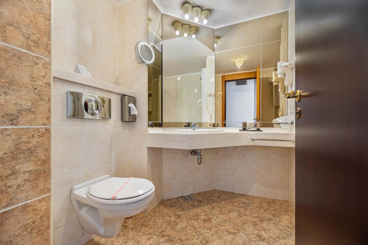 Queen Executive Room Spa Access