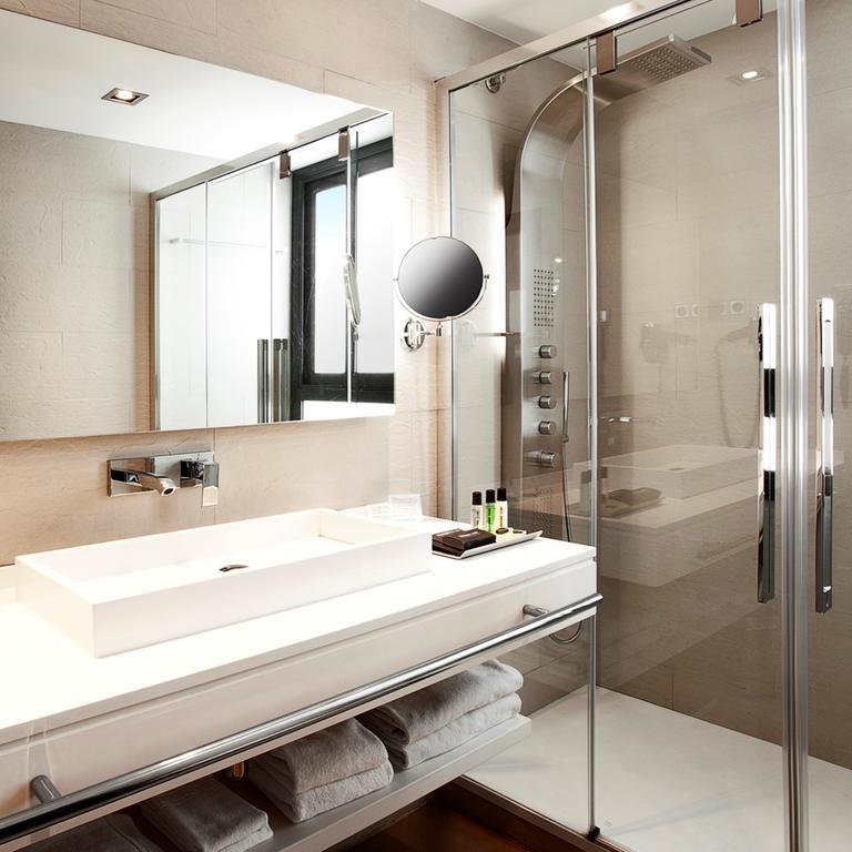 Apartament typu Junior Suite z tarasem i wanną z hydromasażem