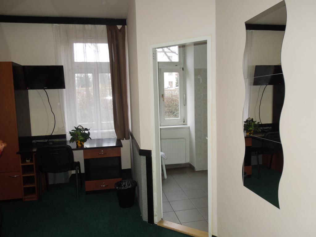 Single Room with Bathroom,785137230:JPEG