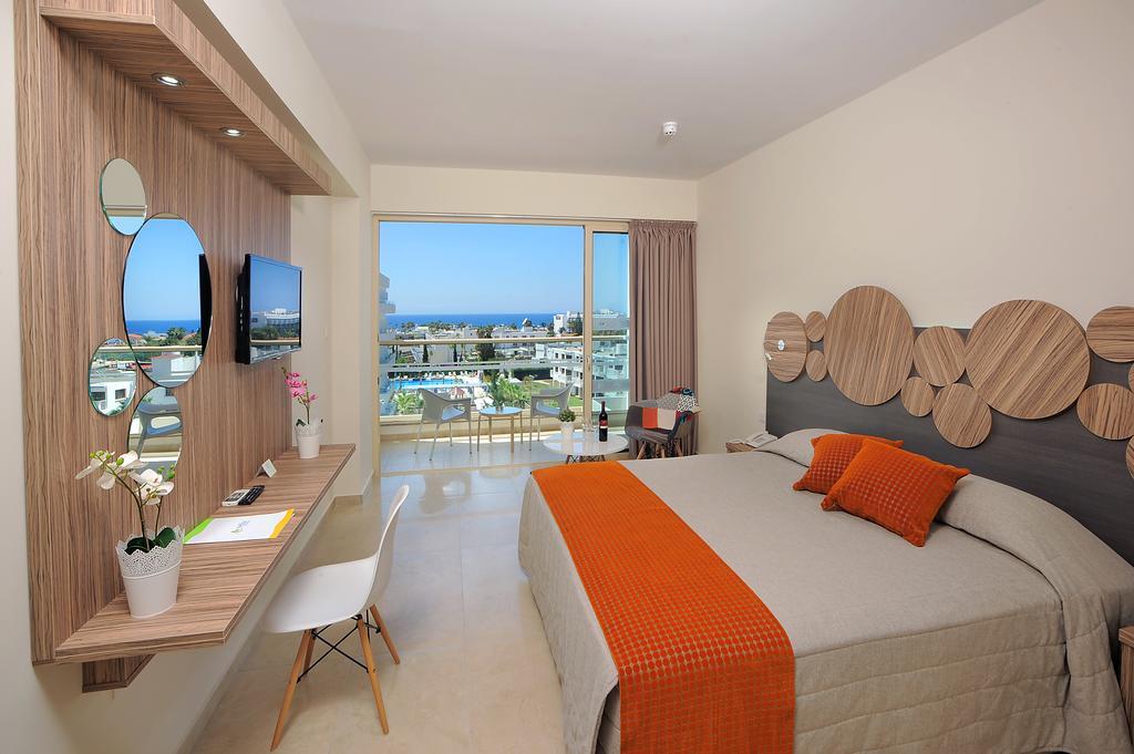 Double or Twin Room Sea View