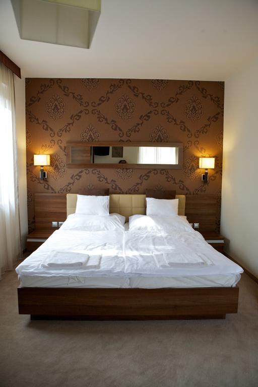 Deluxe Family Room,1588478382:JPEG