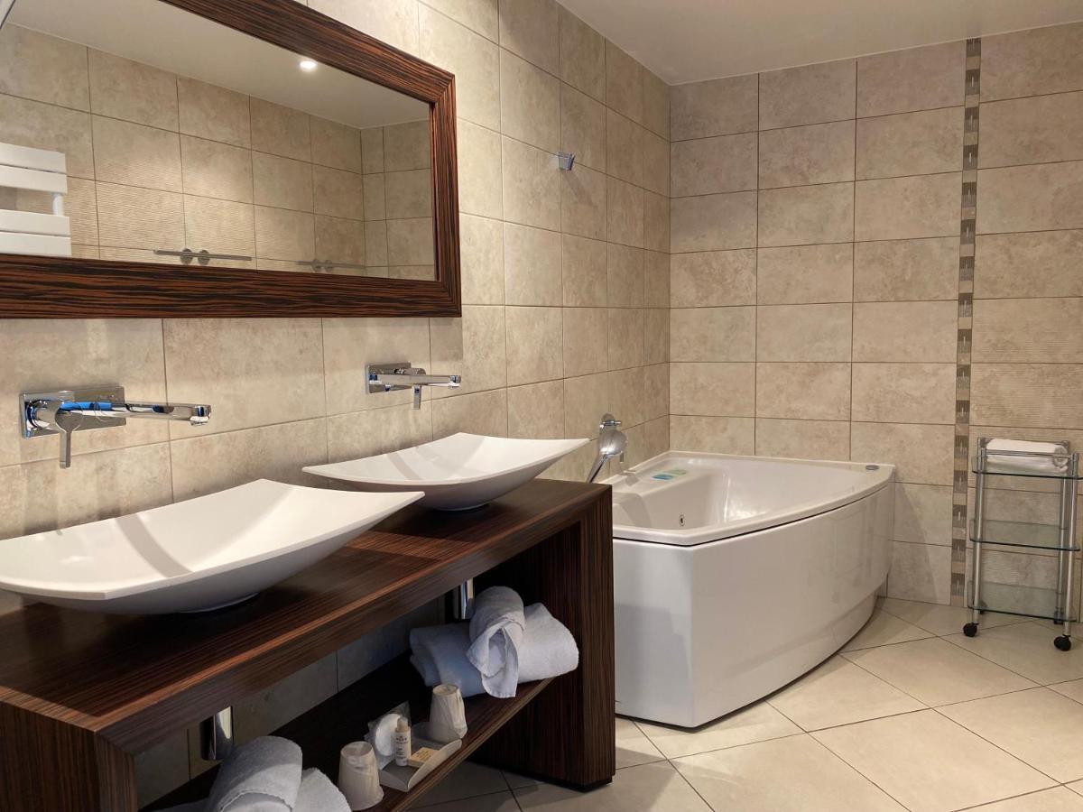 Apartament typu Junior Suite z wanną z hydromasażem