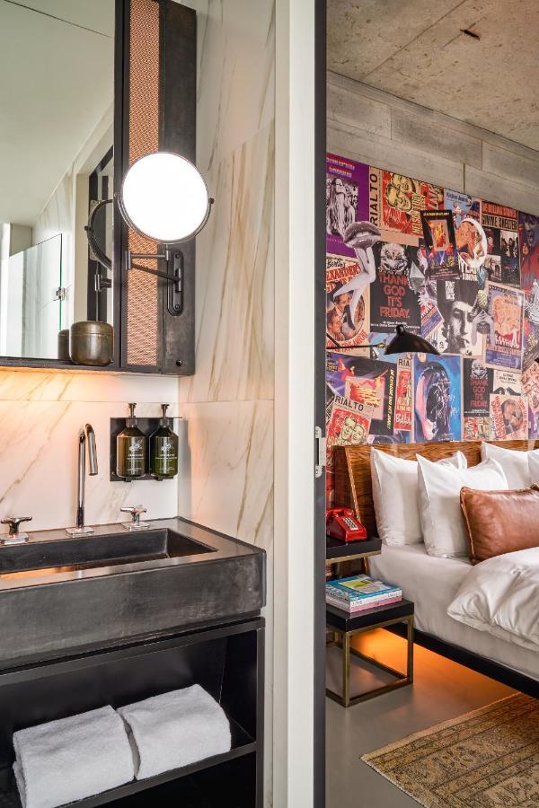 Deluxe Corner Room