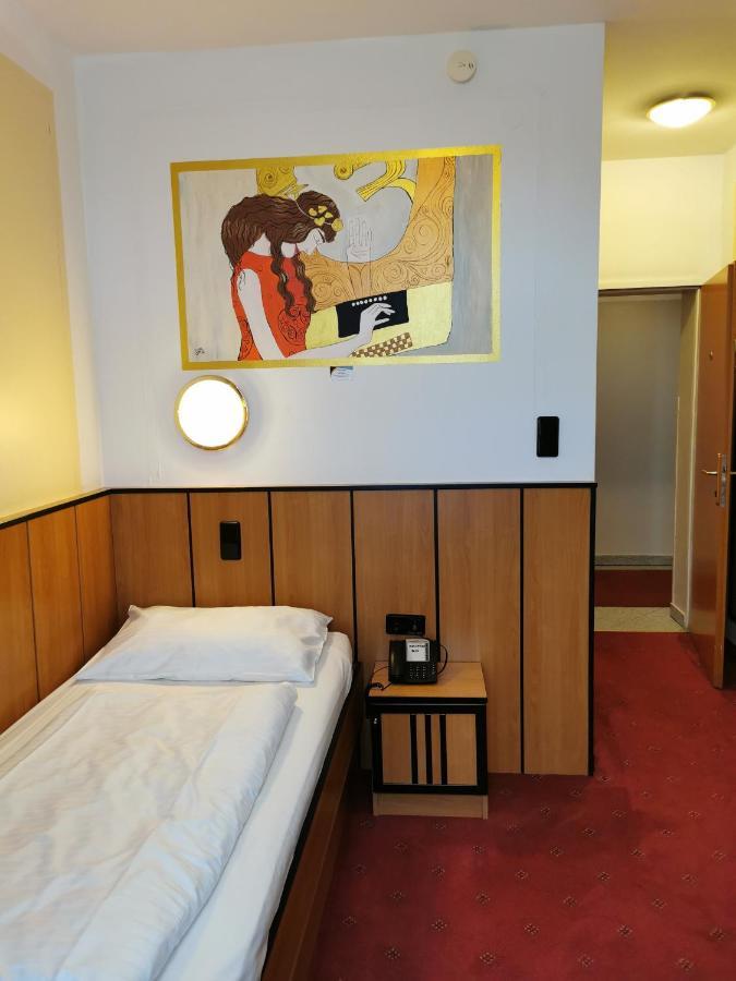 Single Room,1617452654:JPEG