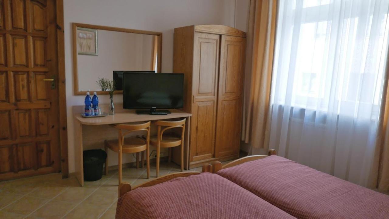 Small Double Room,1129076877:JPEG