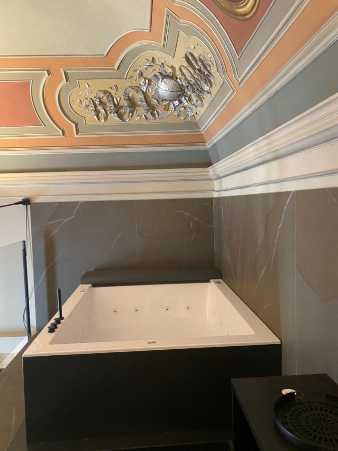 Pokój z łóżkiem typu king-size i wanną z hydromasażem