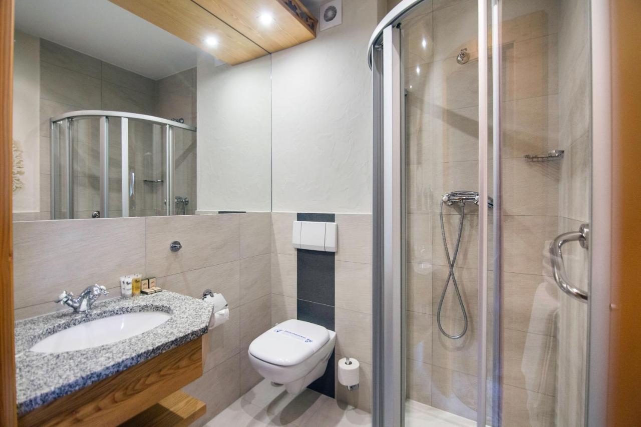 Studio (2 Adults),1142380336:JPEG