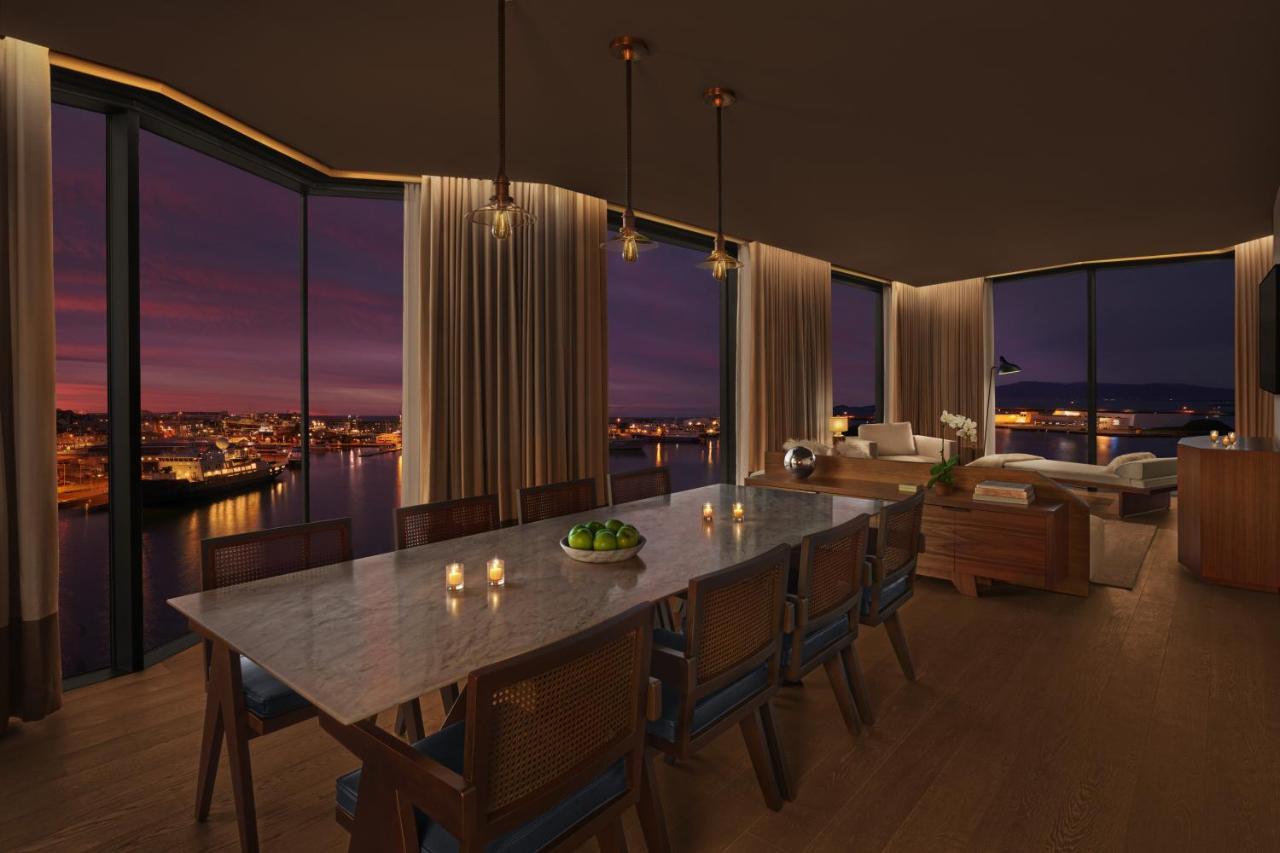 One-Bedroom Corner King Suite Harbour View
