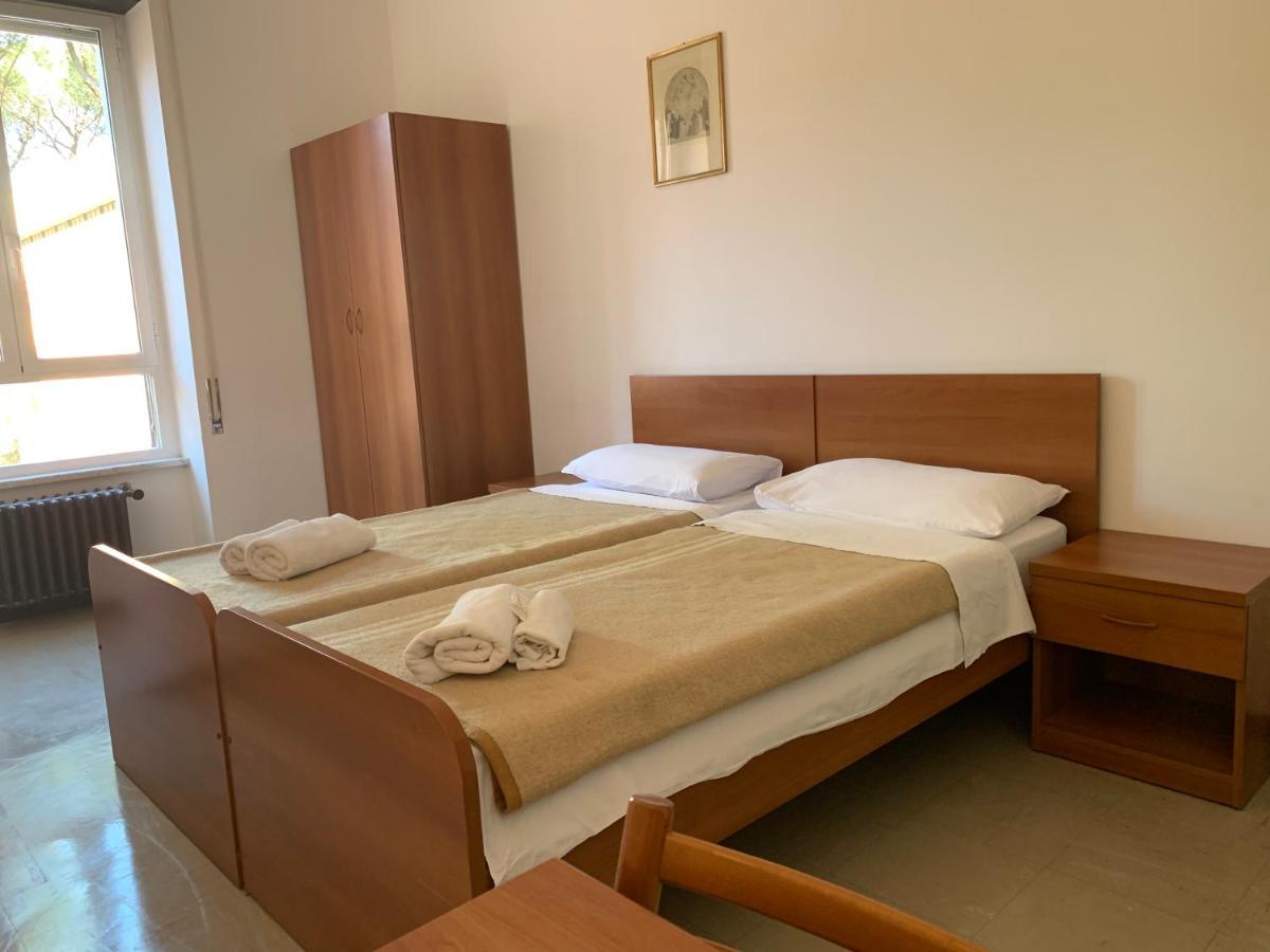 Pokój z 2 łóżkami pojedynczymi i wspólną łazienką