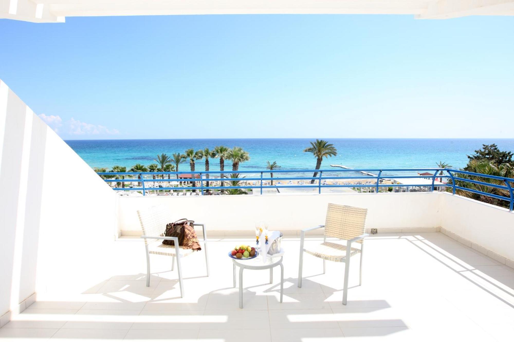Double or Twin Room Front Sea View