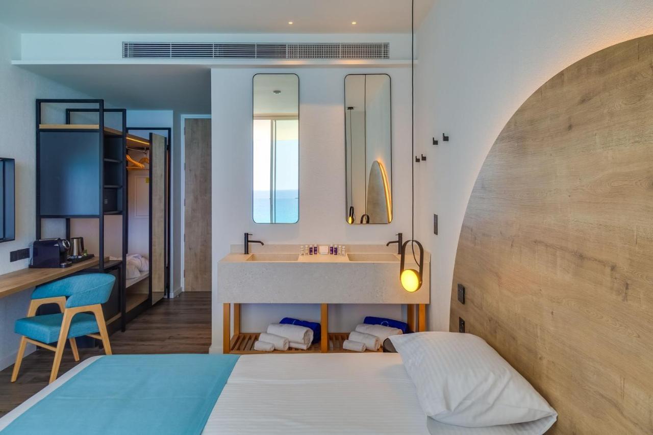 Front Sea View Deluxe Suite