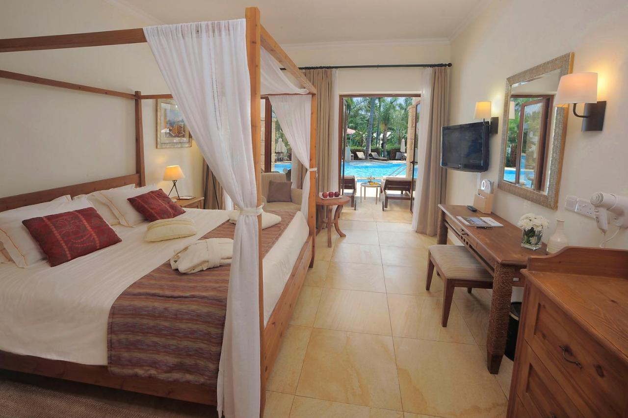 Fisherman Swim-Up Junior Suite Pool & Garden View 18 years old