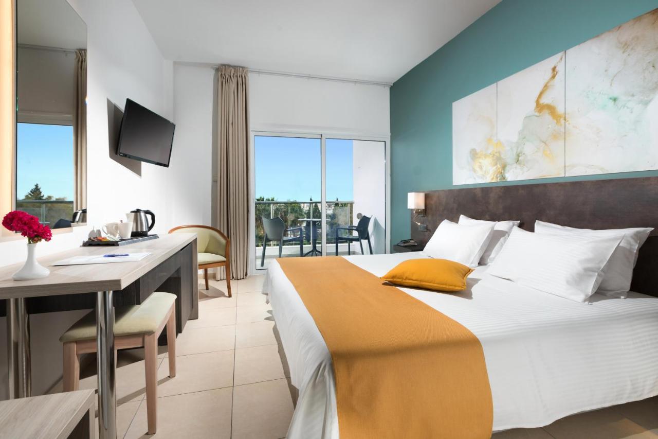Double or Twin Room Pool View