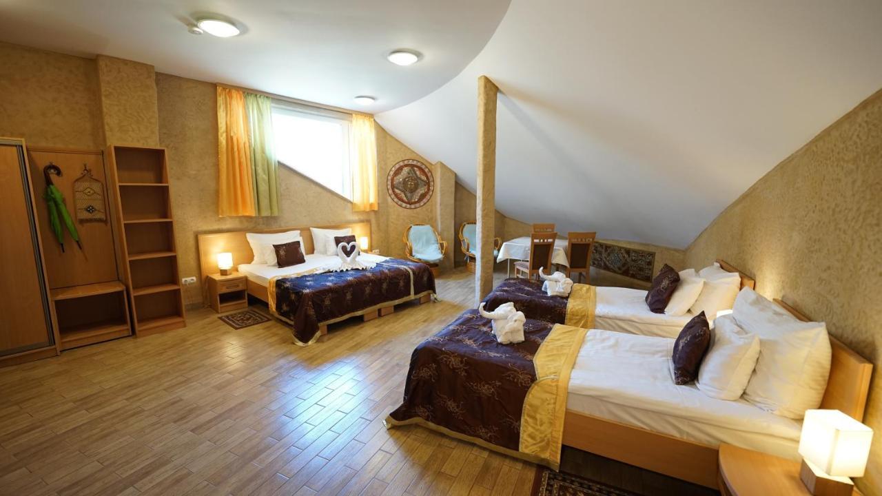 Family Room (4 Adults),1363869551:JPEG