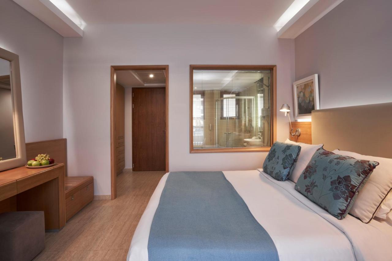Double Room Pool View Relax or Activity Area