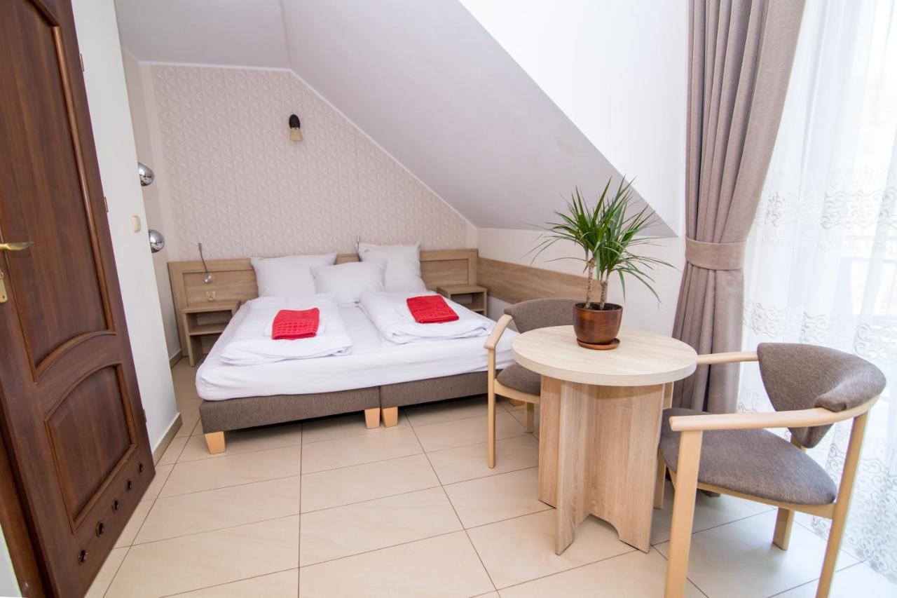 Double or Twin Room,1206135775:JPEG