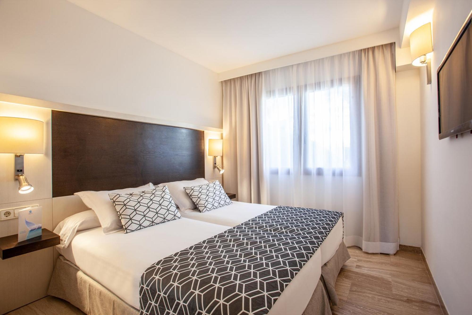 Apartament z 1 sypialnią i bocznym widokiem na morze (2 osoby dorosłe + 2 dzieci)