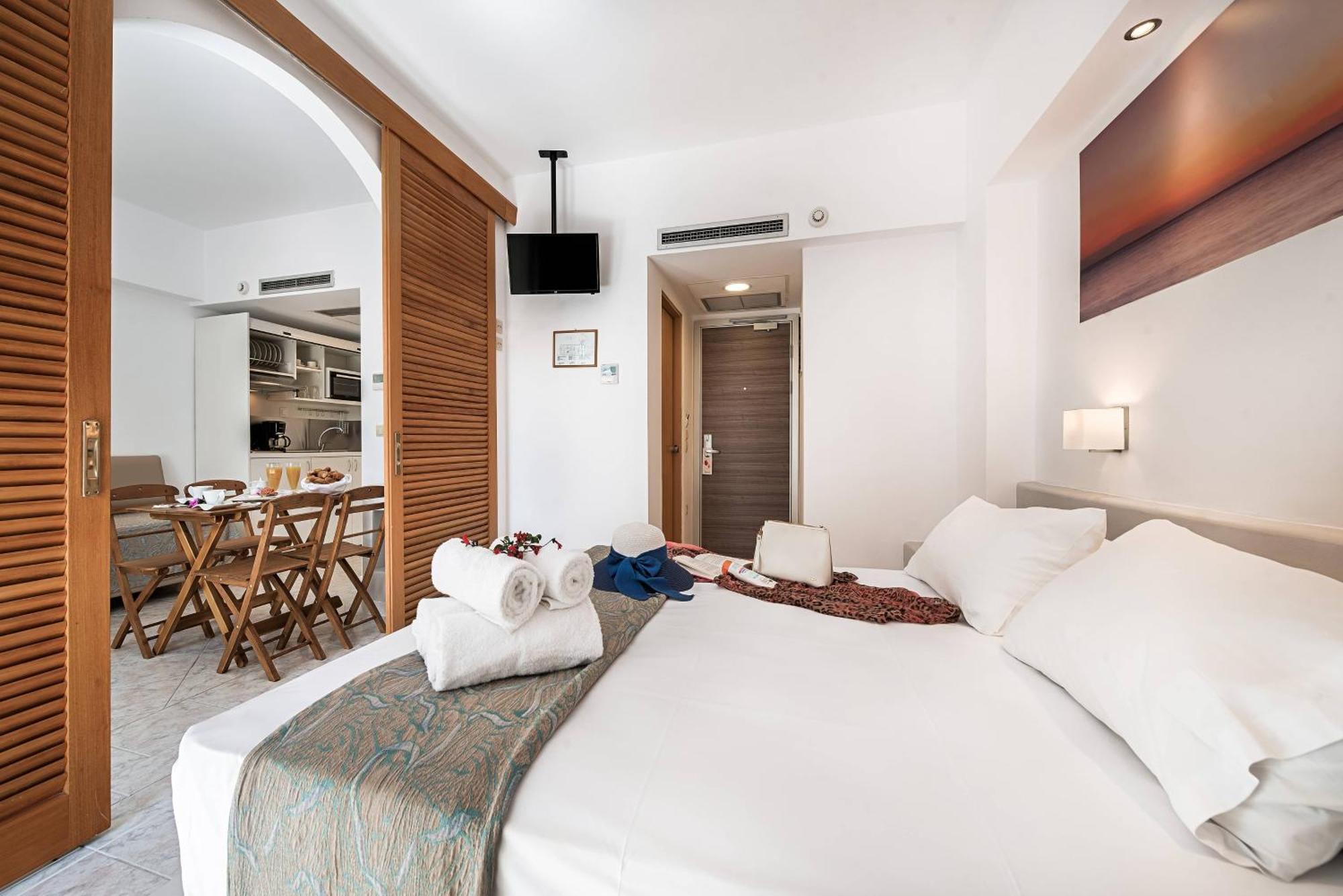 One-Bedroom Apartment 2-4 Balcony