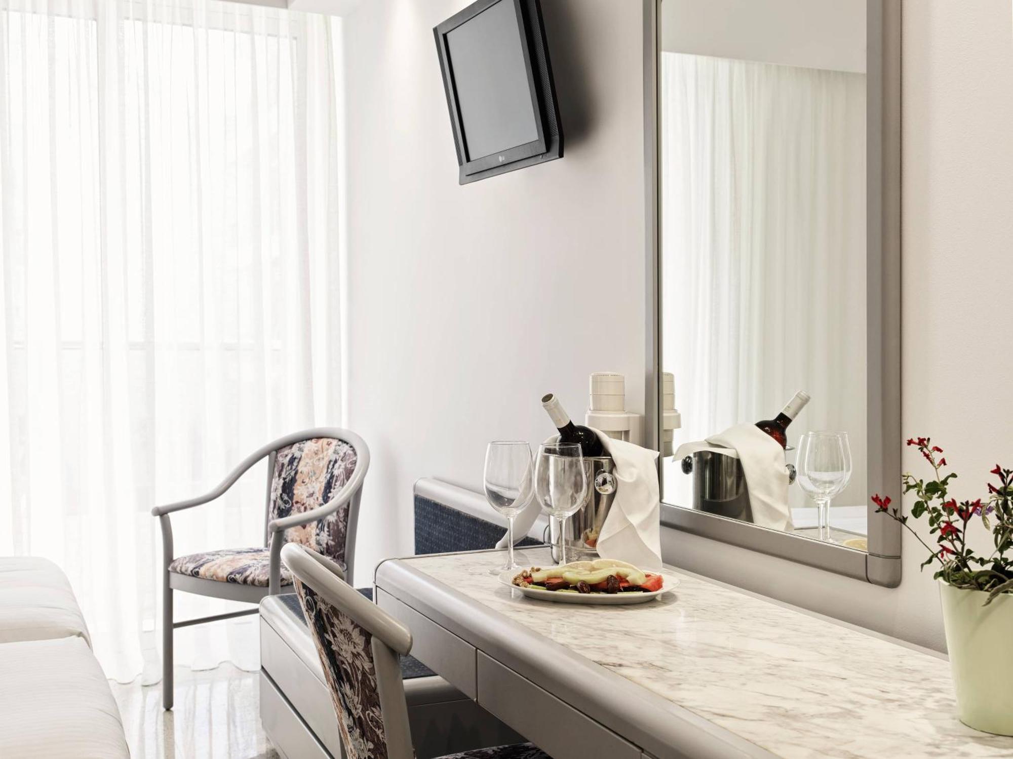 Club Twin Room