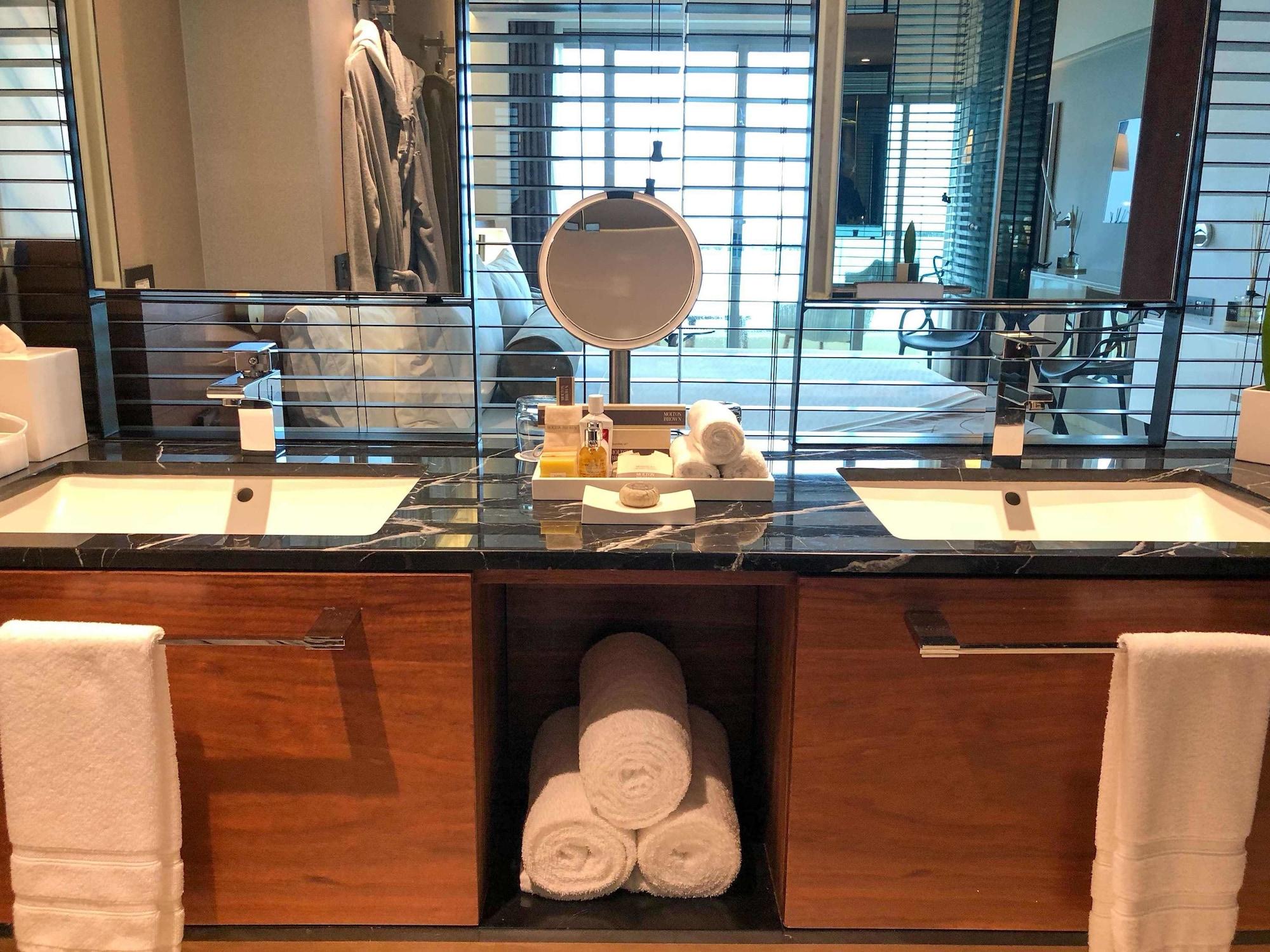 Premium Partial Ocean View 1 King