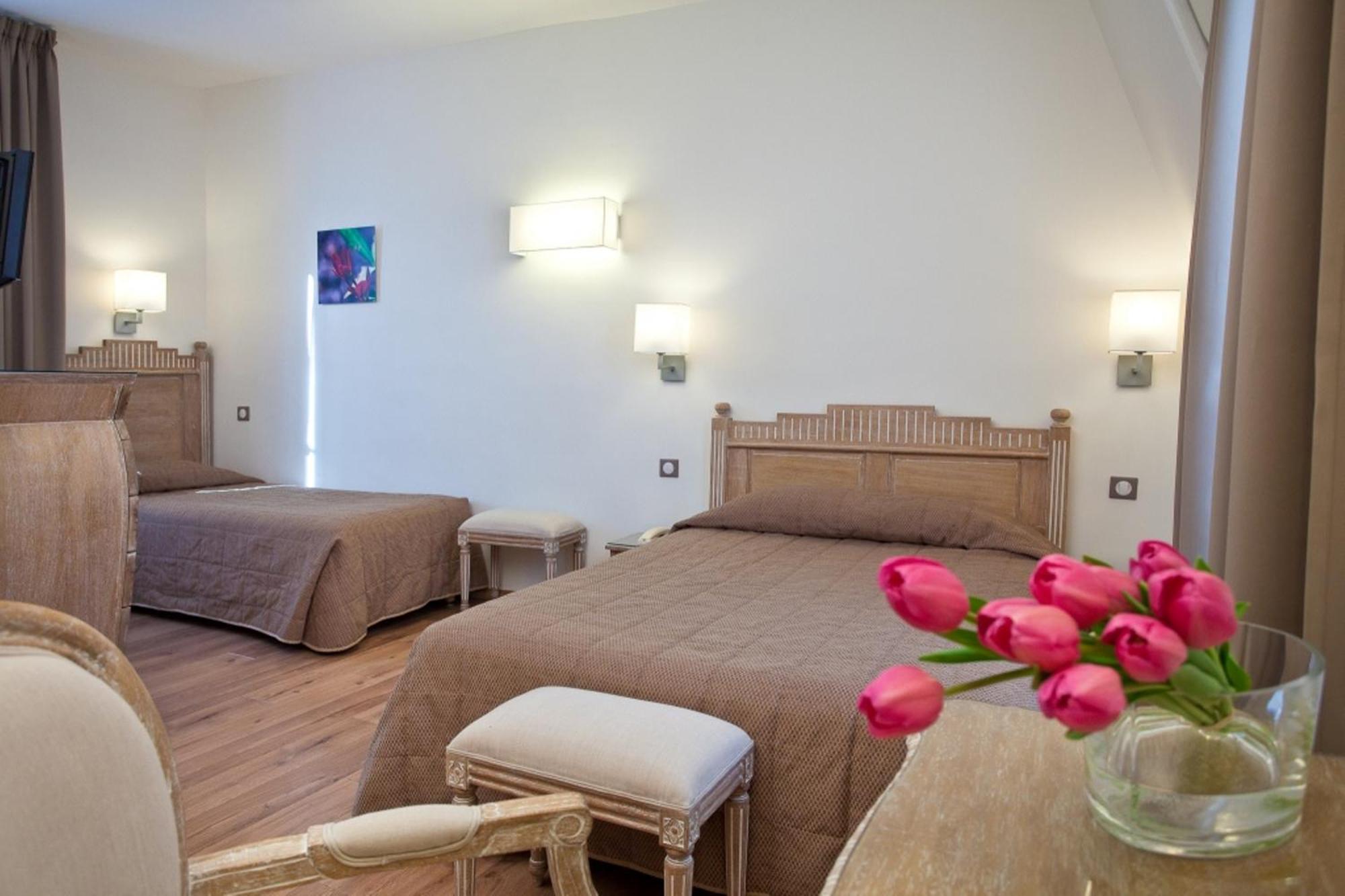 2 Adjacent Rooms