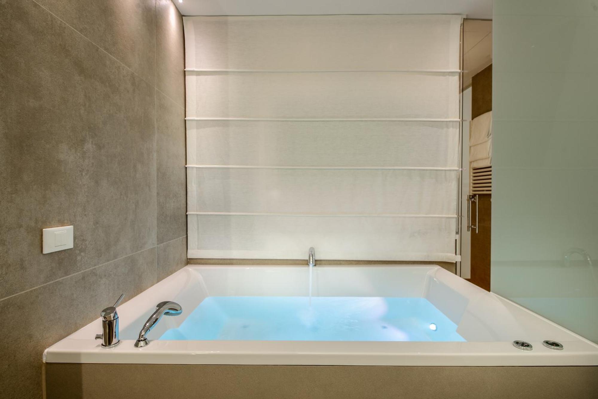 Suite with Spa Bath,739114927:JPEG