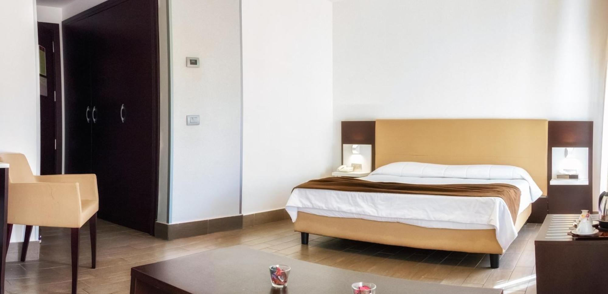 Deluxe Double or Twin Room with Pool Access,1246239724:JPEG