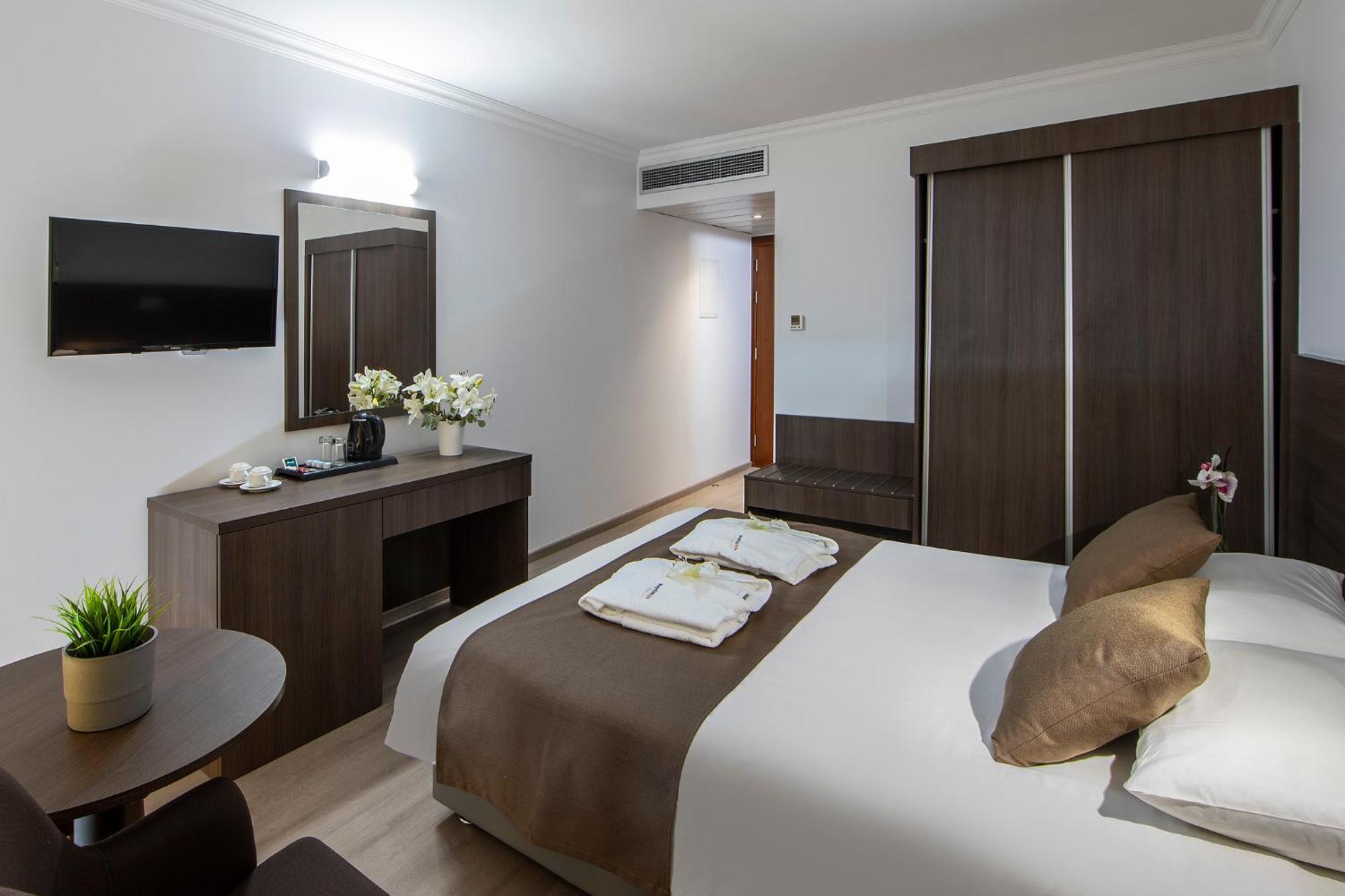 Superior Double or Twin Room Side Sea View