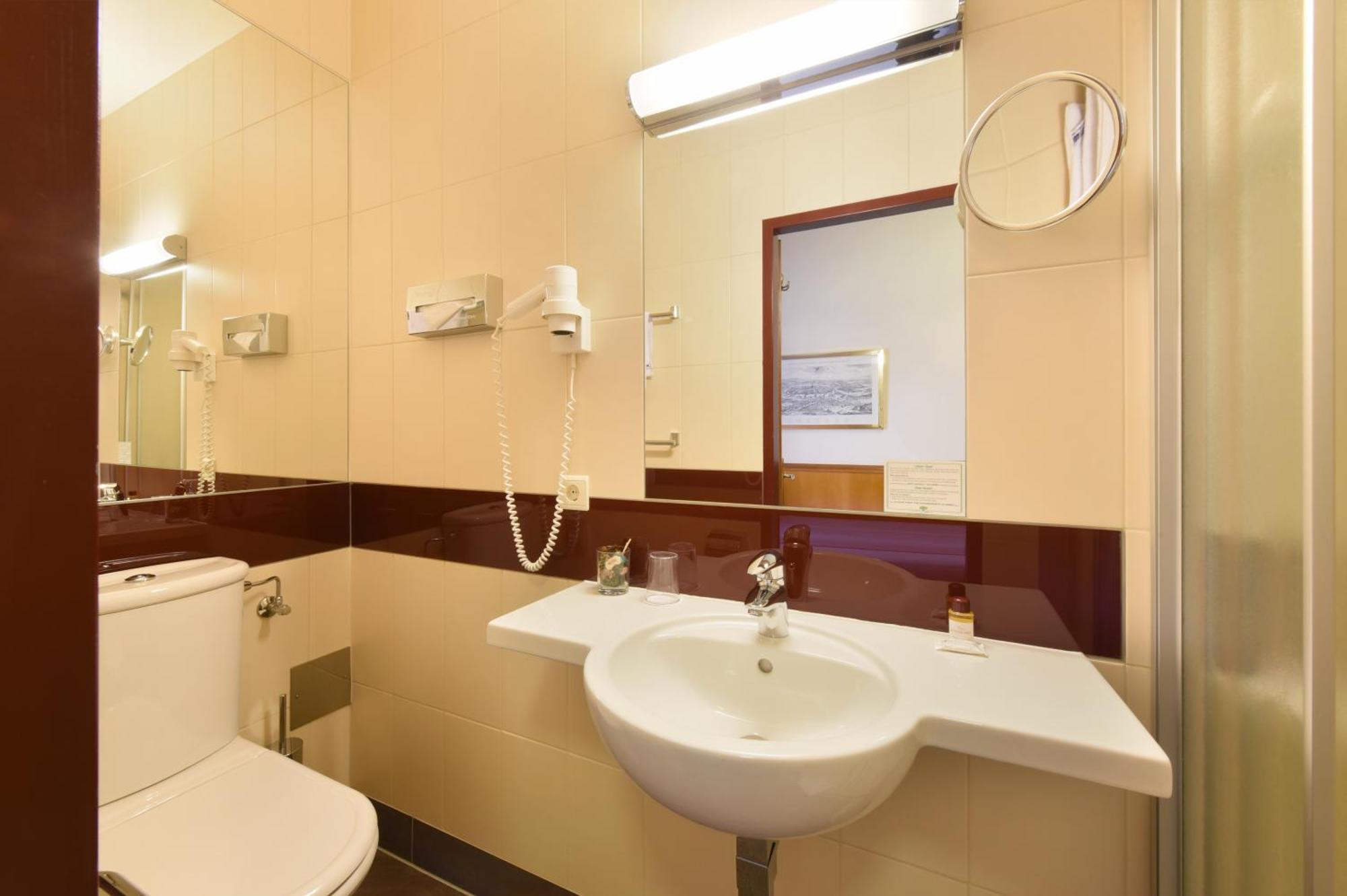 Single Room BUDGET street view,1746811808:JPEG