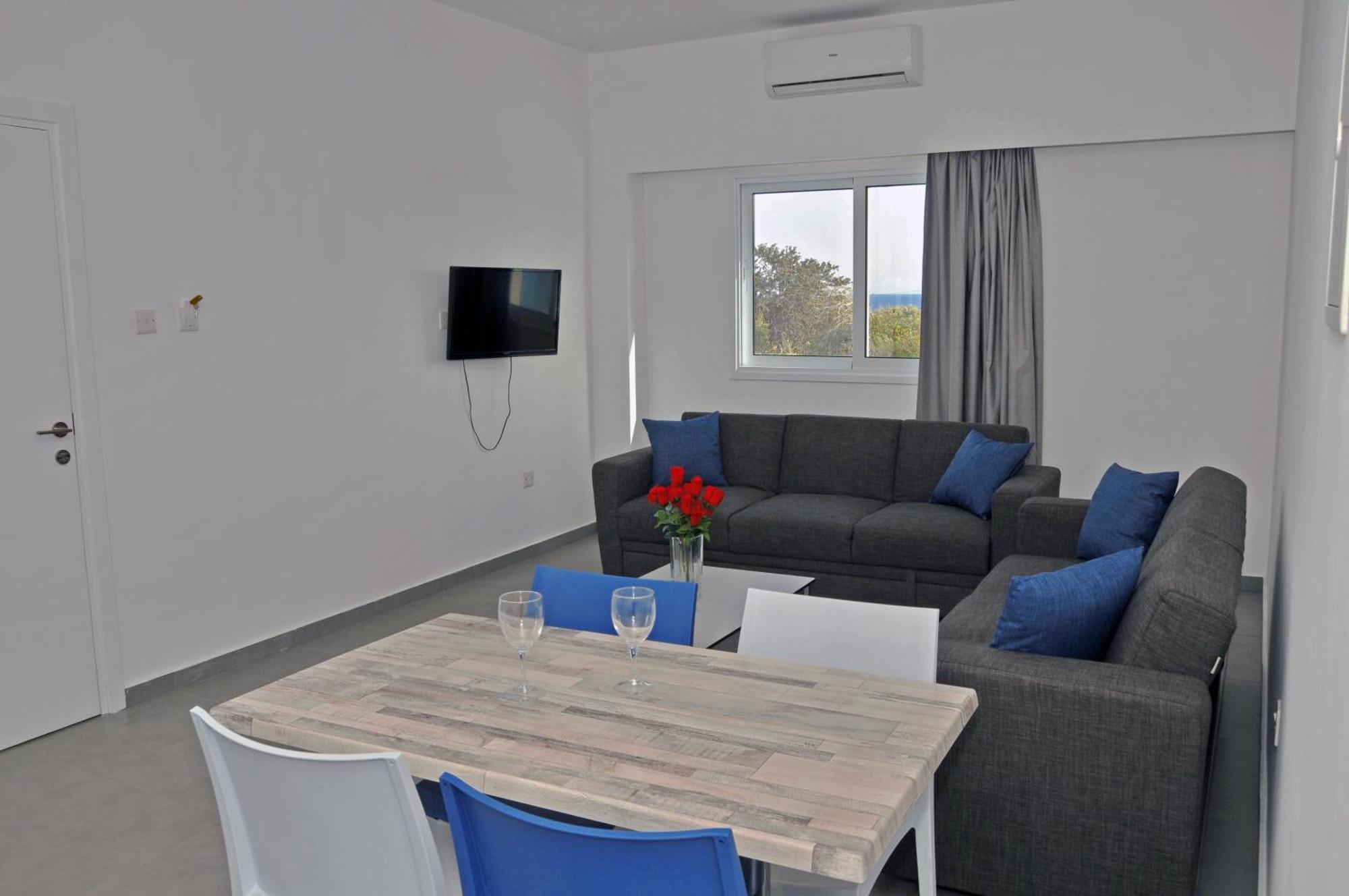 Deluxe One-Bedroom Apartment Pool View