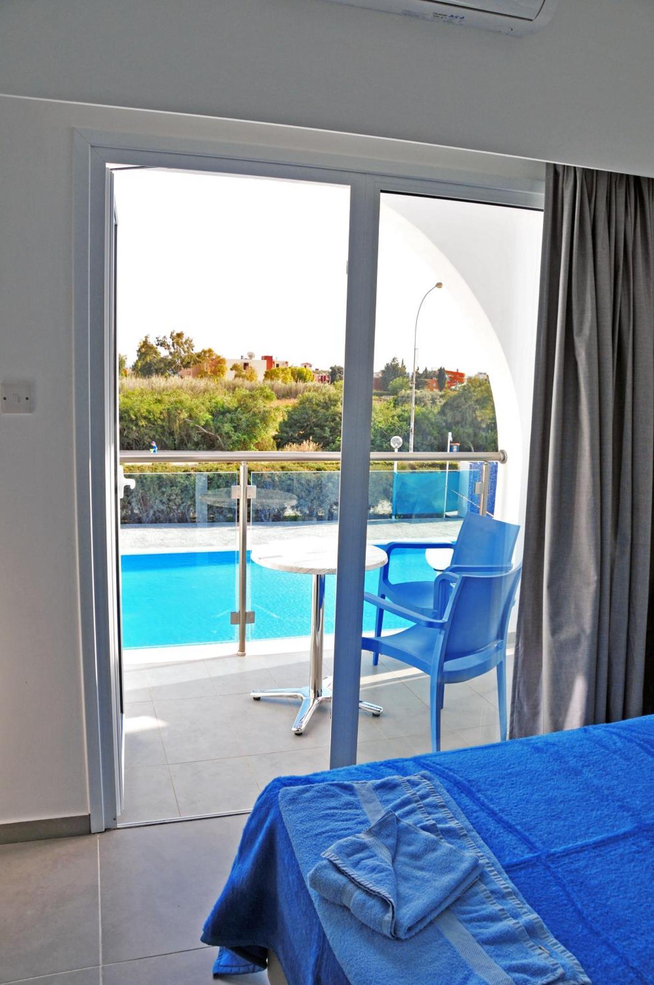 Deluxe One-Bedroom Apartment Pool View