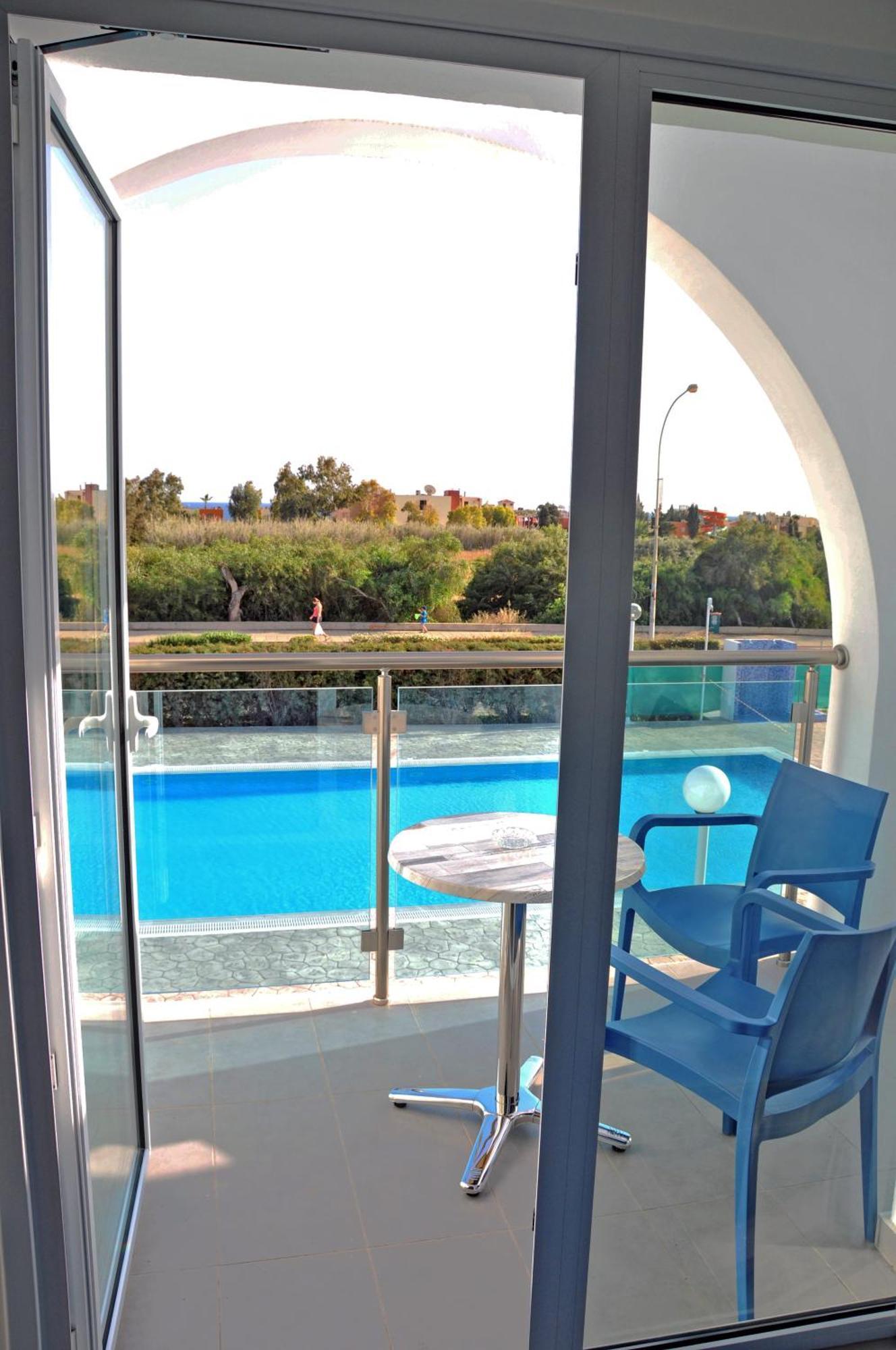 Deluxe One-Bedroom Apartment Pool View