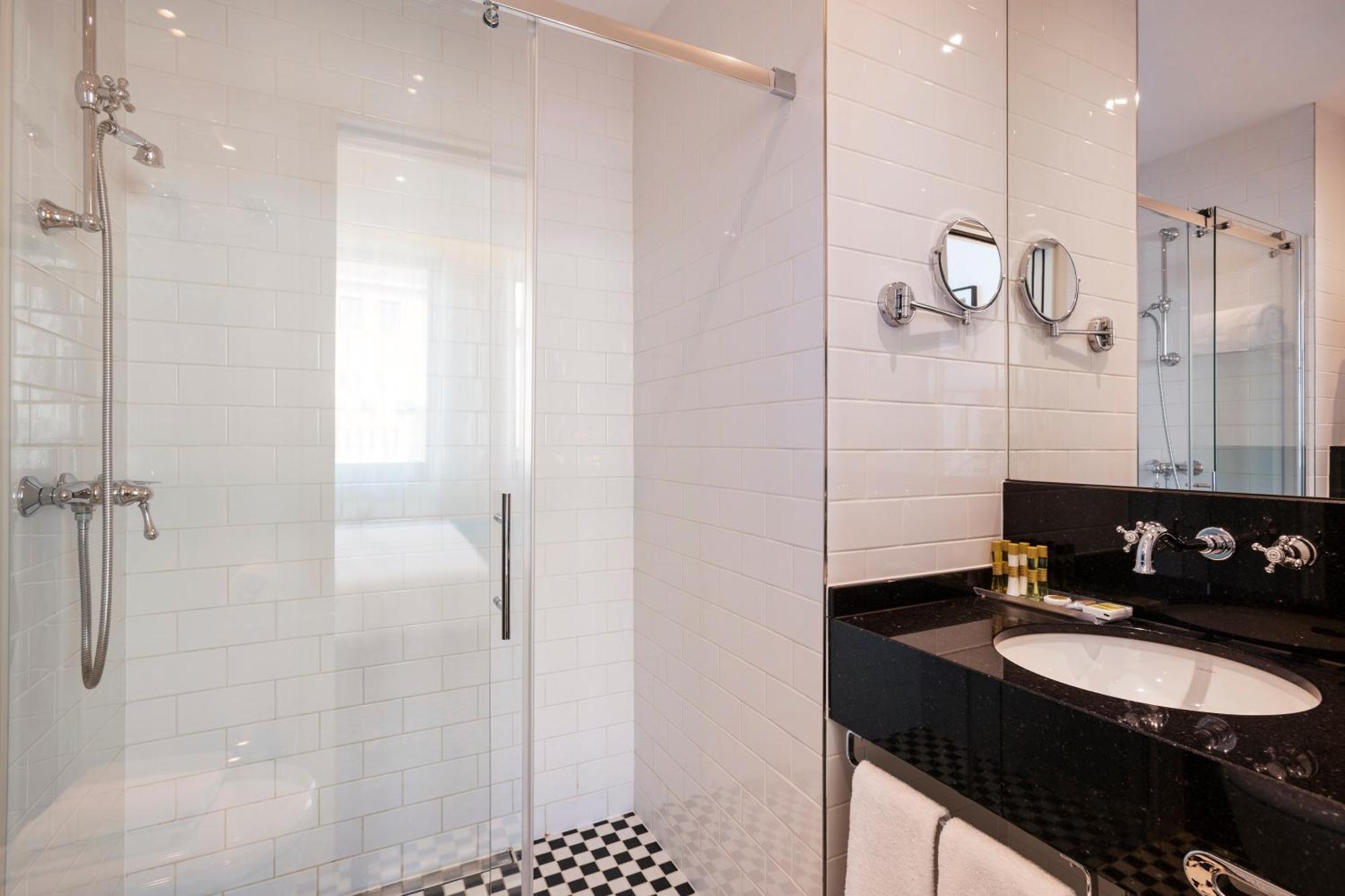 Standard Double or Twin Room,1216396846:JPEG