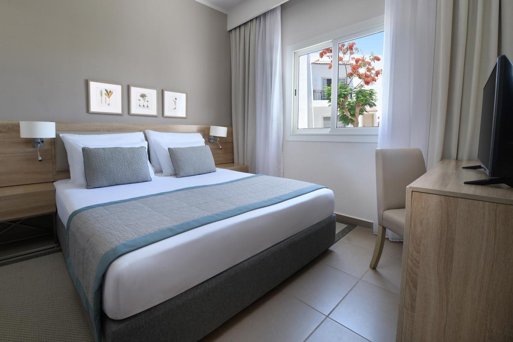Family Suite Queen Bed Garden View
