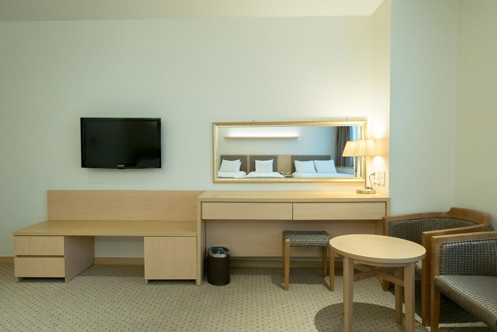 Deluxe Family Room Bath