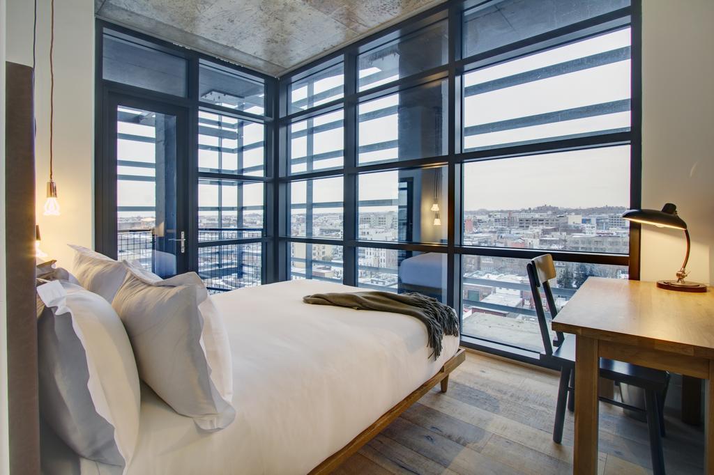 Pokój z łóżkiem typu king-size lub queen-size i balkonem