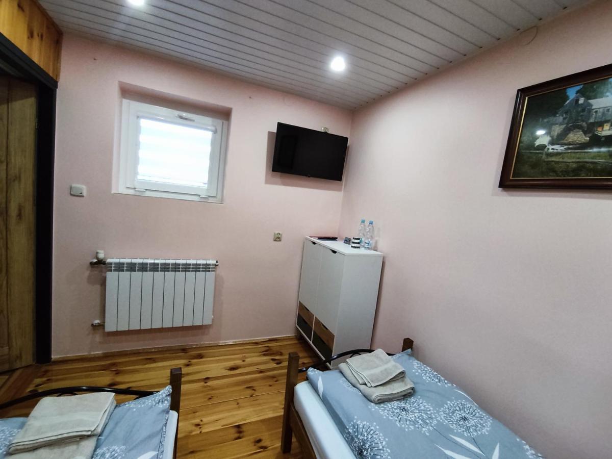 Mały pokój z 2 łóżkami pojedynczymi